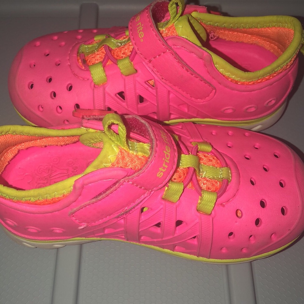 stride rite made2play® phibian sneaker sandal